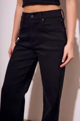 Pantalón de jean negro de corte wide leg y tiro medio.