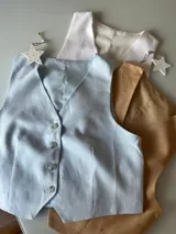 Chaleco sastrero de lino celeste con botones.