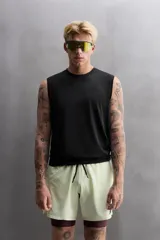 Musculosa deportiva blanca de tejido ligero y elástico con zonas perforadas para mayor transpirabilidad.