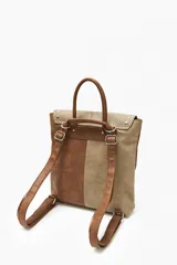 Mochila de cuero sintético color tostado y beige con tachas plateadas.