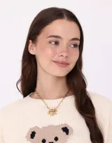 Collar corto dorado con cadena de eslabones grandes y dijes colgantes de flores y piedras rojas.