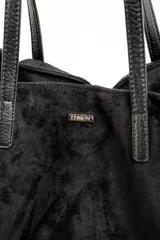 Bolso negro tipo tote bag confeccionado en gamuza vegana, con doble asa de hombro.