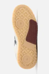 Zapatilla urbana de cordones con capellada de cuero sintético y malla en tonos beige, gris, azul marino y bordó. Suela de goma color caramelo con detalles en bordó.