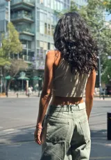 Pantalón de jean celeste de corte ancho.