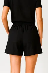 Short color crema de lino y viscosa, con bolsillos laterales y calce medio.