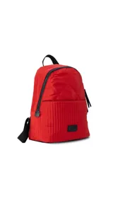 Mochila de tela color blanco con diseño capitoneado en la parte superior y textura tipo telar en la parte inferior. Tiene correas negras ajustables, asa superior y bolsillo frontal amplio. Incluye compartimento interno para iPad.