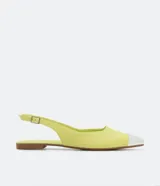 Zapatilla con cierre en el tobillo, color amarillo, puntera fina metalizada y taco flat.