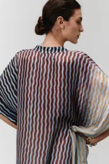 Túnica larga de verano con estampado de rayas onduladas en tonos azules, marrones y beige.