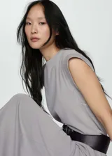 Vestido midi gris con mangas cortas y corte recto.