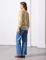 Blusa de gasa estampada, marca Figueroa & Flower. Tiene cuello a la base con escote en V, apertura central con botones y mangas largas ¾ amplias.