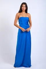 Vestido largo de satén color azul eléctrico, de corte recto y sin mangas.
