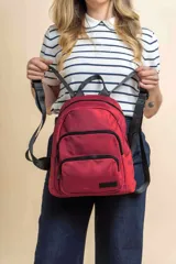 Mochila funcional color beige con detalles en negro, que incluye dos compartimentos con cierre y un bolsillo frontal para fácil acceso.