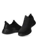 Championes slip-on Umbro de tela negra con logo en el lateral.