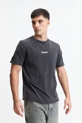 Remera de manga corta color lila claro con cuello redondo y logo estampado en el pecho.