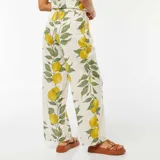 Pantalón ancho de tiro alto con estampado de limones y hojas verdes.