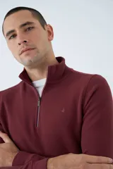 Buzo de hombre azul marino con medio cierre, cuello alto y logo estampado en el pecho. Corte regular y mangas largas.