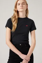 Remera negra de algodón con cuello redondo y manga corta. Tiene un pequeño logo rojo de Levi's en el pecho.