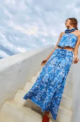 Falda larga de encaje celeste con estampado de palmeras. Presenta cintura elastizada y forro interior.