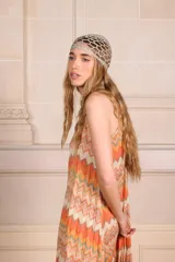 Vestido largo de tirantes finos con diseño geométrico zig zag en tonos naranja, blanco y verde.