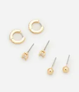 Set de tres pares de aros dorados: un par de aros tipo argolla con circonitas, un par de aros con circonitas de punto de luz y un par de aros esféricos.