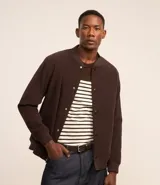 Campera bomber marrón de terciopelo pana con cuello redondo, cierre con botones a presión, bolsillos laterales, puños y cintura elastizados.