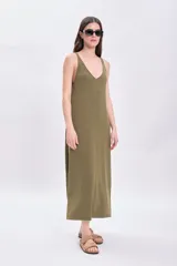 Vestido largo de punto color verde con escote en V y breteles finos.