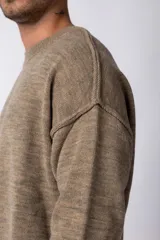 Sweater negro de tejido de punto grueso, corte holgado y cuello redondo.