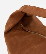 Bolso hobo grande de gamuza color marrón con cierre de cremallera y correa ancha para el hombro.