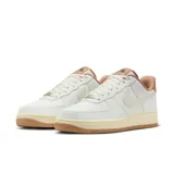 Championes Nike Air Force 1 07 Lv8, color blanco con detalles en beige.