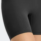 Calza corta deportiva de tiro alto, color negro, con textura acanalada y líneas de contorno sutiles.