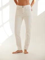 Jean de corte cigarette con detalles de pespuntes y cortes. Con bolsillos traseros.