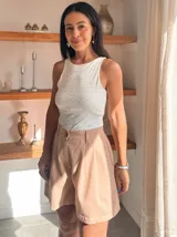 Body sin mangas color beige claro, ajustado al cuerpo, con cuello redondo y cubierto de apliques brillantes.