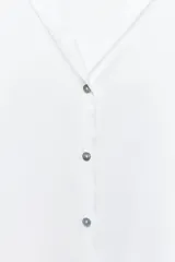 Camisa color borgoña de satén con cuello solapa, escote en pico, manga larga y cierre frontal con botones.