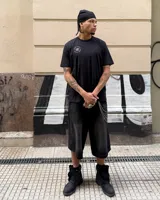 Remera blanca de algodón y poliéster con cuello redondo y estampado frontal con el logo de Umbro y la frase 'Born to Play'.