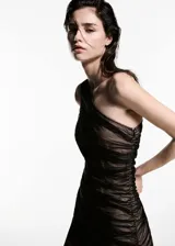 Vestido largo negro de fiesta, asimétrico, con un solo tirante ancho, drapeado y entallado.