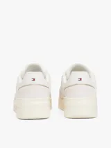 Zapatillas de estilo deportivo urbano, inspiradas en los modelos de baloncesto, destacan por los paneles de texturas mixtas.