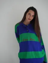Sweater de hilo de algodón a rayas horizontales rosas y grises, con cuello polo, botones de guampa y bordado de Sierra Mora a tono.