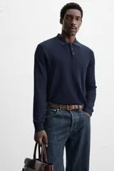 Polo de hombre color gris oscuro, de punto ligero tejido en hilatura con mezcla de seda y algodón. Tiene cuello solapa con cierre frontal de botonadura, manga larga y acabados en rib.