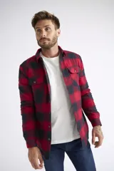 Sobrecamisa de viyela azul con cuadro, de fit regular, manga larga y botones.