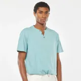 Camiseta celeste de manga corta con cuello henley y tres botones.