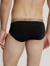 Pack de 3 slips color negro de corte hip rise, con cintura elástica distintiva de Calvin Klein.
