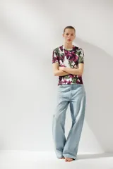 Camiseta de algodón color rosa con estampado de flores.