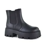 Bota de cuero sintético color negro, con elásticos laterales, plataforma y suela track.