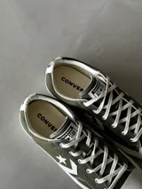 Championes Converse Star Player 76 de lona color verde oliva con detalles en blanco.