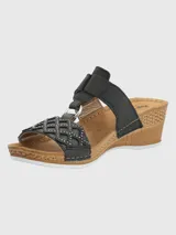 Sandalia Hush Puppies Bax III color negro con plataforma de cuña y ajuste con velcro.