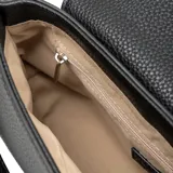 Bandolera negra de símil cuero con solapa y acceso con cierre. Tiene un bolsillo interno con cierre, herrajes plateados y correa regulable.