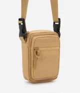 Bolso mini bandolera color blanco con correa ajustable, cierre de cremallera y bolsillo frontal con cremallera.