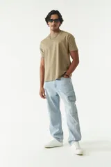 Remera color arena con estampado pequeño en el pecho.