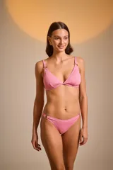 Top de bikini rosado con textura arrugada y detalles de aros dorados en los tirantes y en la bombacha.
