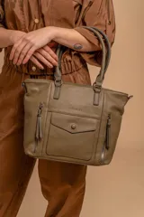 Cartera bandolera de símil cuero color marrón claro, con doble asa rígida y correa regulable. Presenta dos bolsillos frontales con cierre vertical y un bolsillo frontal con solapa y botón. Cuenta con dos divisiones internas.